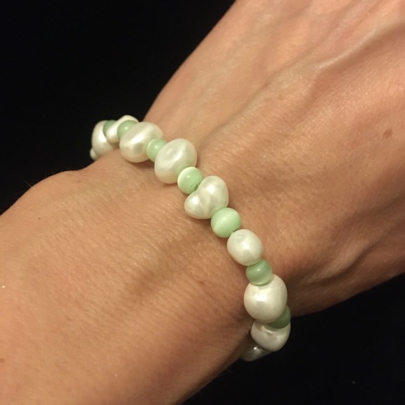 Faux White Pearl and Green Beaded Bracelet - Picture 4 of 5